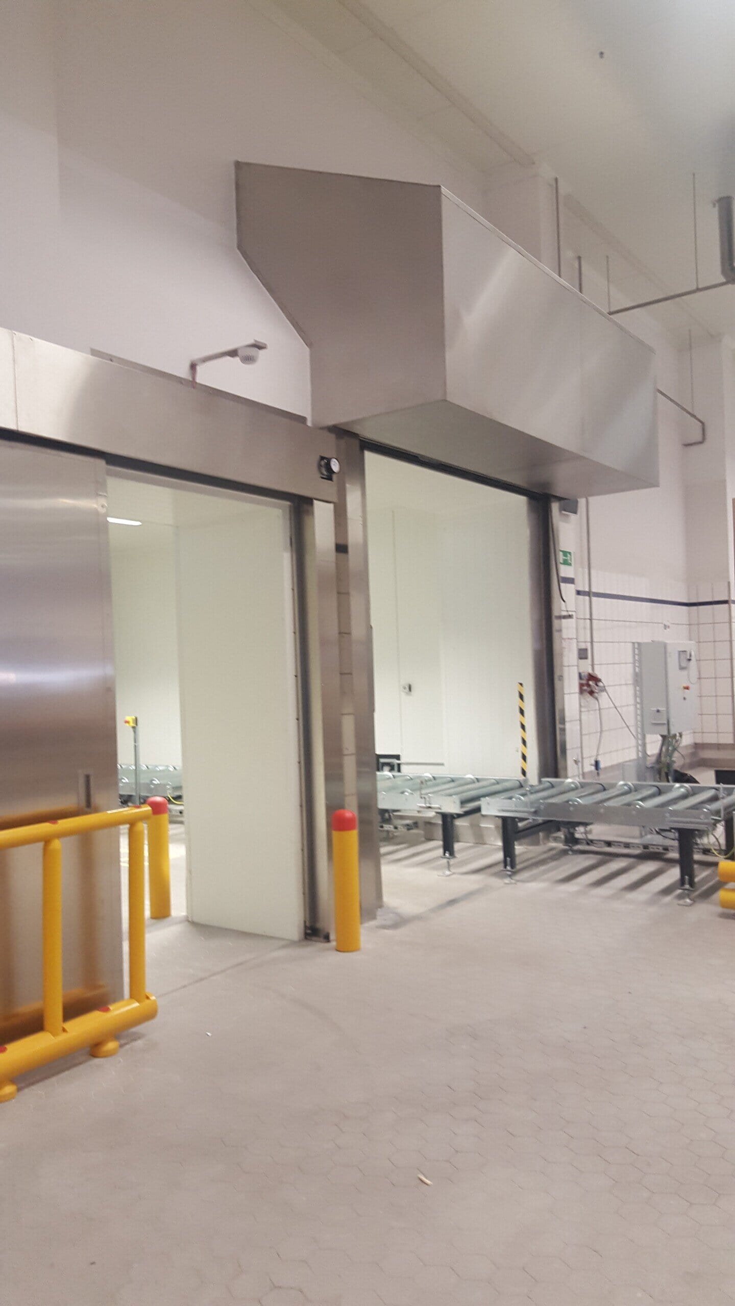 två kombinerade brandportar